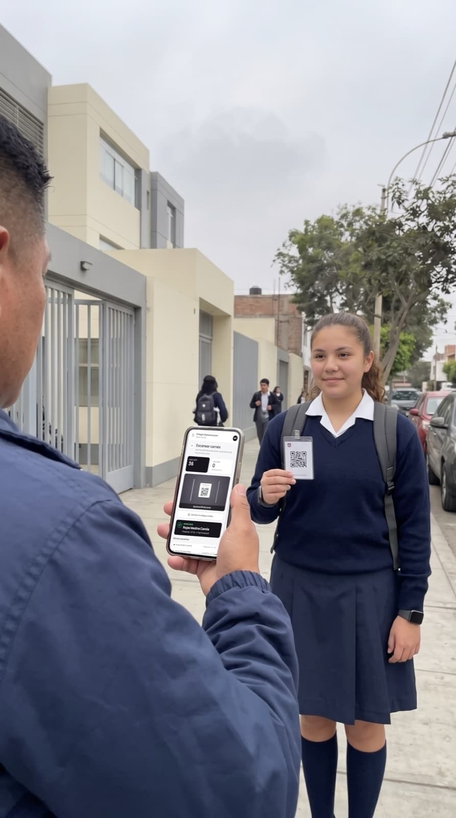 En la puerta del colegio, un auxiliar escanea con su celular el carné con código QR de una alumna.